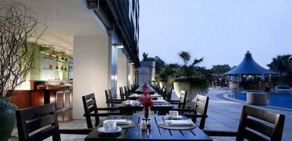 享有泳池景致的 Alligator Pear restuarant 。 新加坡